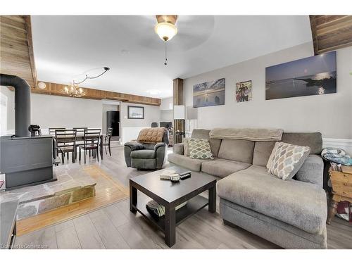 328 Decewsville Road, Cayuga, ON - Indoor Photo Showing Living Room