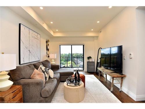 701-30 Hamilton Street S, Waterdown, ON - Indoor Photo Showing Living Room