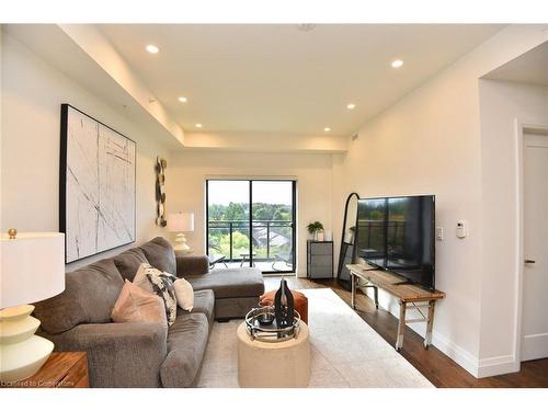 701-30 Hamilton Street S, Waterdown, ON - Indoor Photo Showing Living Room