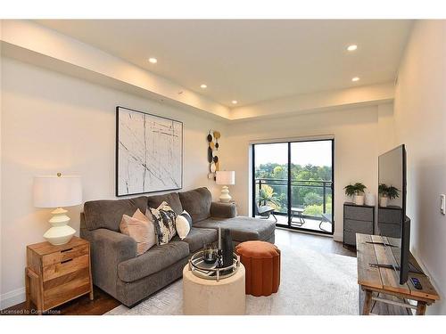 701-30 Hamilton Street S, Waterdown, ON - Indoor Photo Showing Living Room