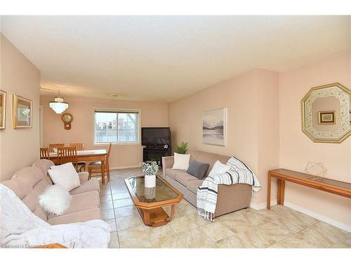 4-897 Stone Church Road E, Hamilton, ON - Indoor Photo Showing Living Room