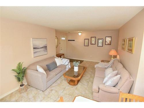 4-897 Stone Church Road E, Hamilton, ON - Indoor Photo Showing Living Room