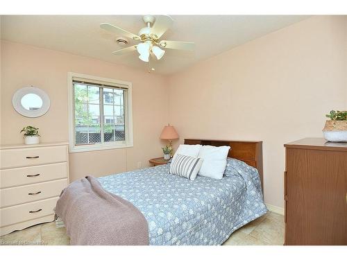 4-897 Stone Church Road E, Hamilton, ON - Indoor Photo Showing Bedroom