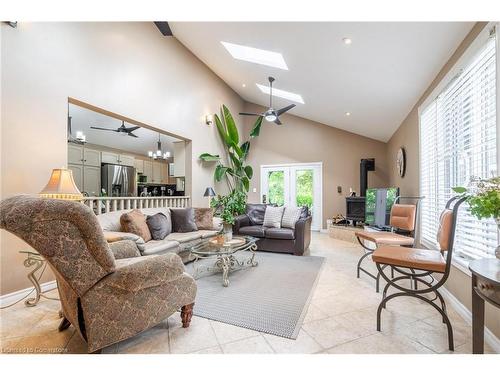 956 Lynden Road, Lynden, ON - Indoor Photo Showing Living Room