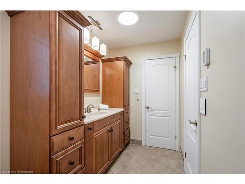 956 Lynden Road, Lynden, ON - Indoor Photo Showing Bathroom