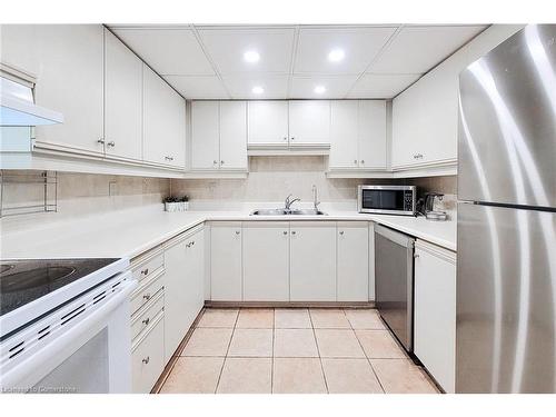 108-1225 North Shore Boulevard E, Burlington, ON - Indoor Photo Showing Kitchen With Double Sink