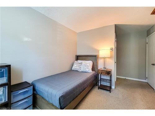 108-1225 North Shore Boulevard E, Burlington, ON - Indoor Photo Showing Bedroom