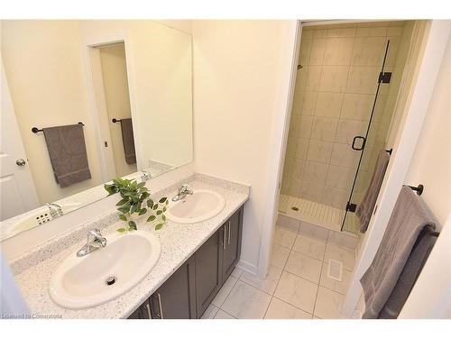 5-383 Dundas Street E, Waterdown, ON - Indoor Photo Showing Bathroom