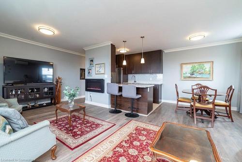 603-350 Concession Street, Hamilton, ON - Indoor Photo Showing Living Room