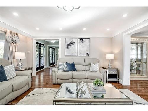 36 Blenheim Drive, Hamilton, ON - Indoor Photo Showing Living Room