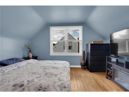 11 Duncombe Drive, Hamilton, ON - Indoor Photo Showing Bedroom