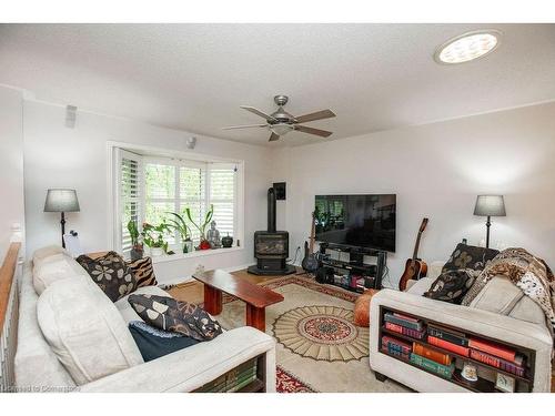 1084 Clearview Avenue, Burlington, ON - Indoor Photo Showing Living Room