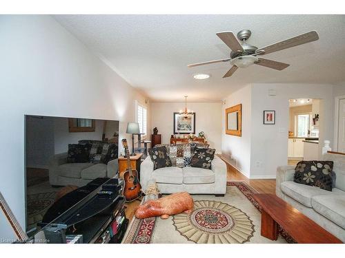 1084 Clearview Avenue, Burlington, ON - Indoor Photo Showing Living Room