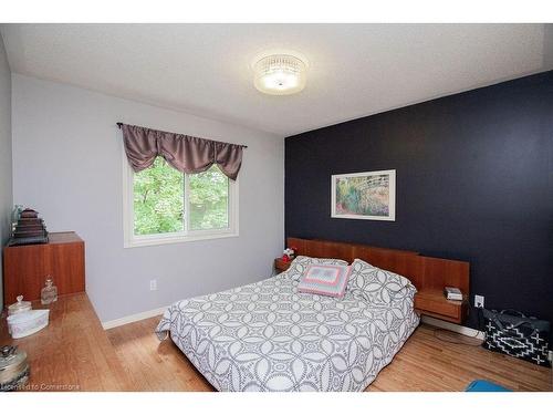 1084 Clearview Avenue, Burlington, ON - Indoor Photo Showing Bedroom