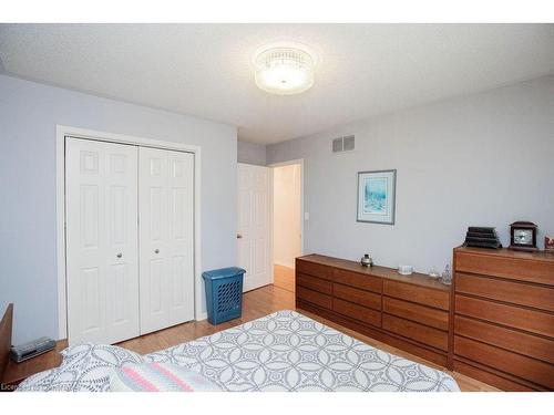 1084 Clearview Avenue, Burlington, ON - Indoor Photo Showing Bedroom