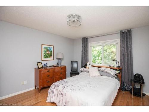 1084 Clearview Avenue, Burlington, ON - Indoor Photo Showing Bedroom