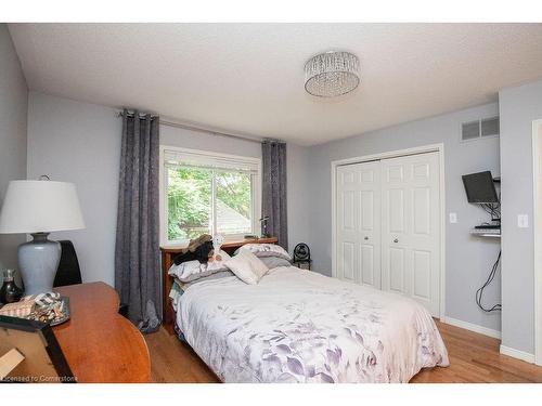 1084 Clearview Avenue, Burlington, ON - Indoor Photo Showing Bedroom