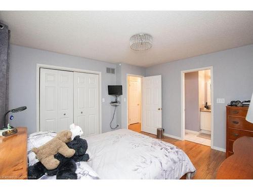 1084 Clearview Avenue, Burlington, ON - Indoor Photo Showing Bedroom