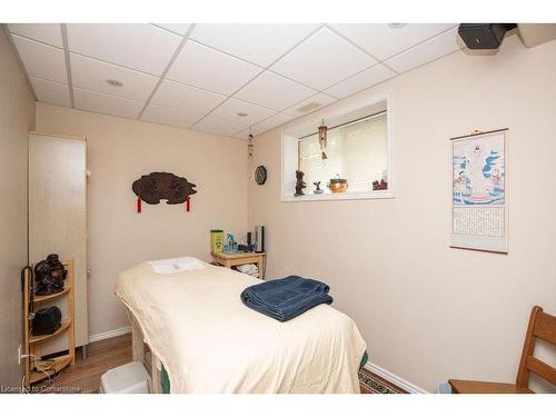 1084 Clearview Avenue, Burlington, ON - Indoor Photo Showing Bedroom