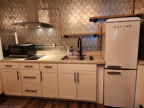 1-1129 Main Street E, Hamilton, ON - Indoor Photo Showing Kitchen