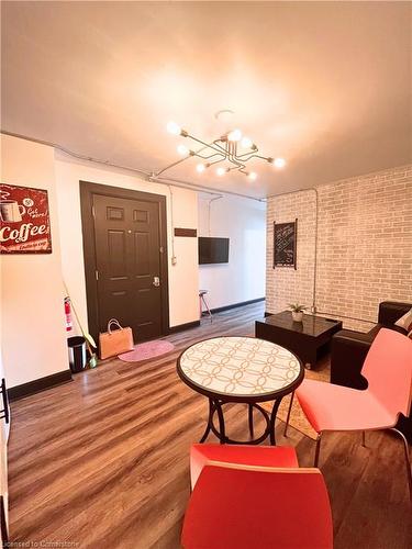 1-1129 Main Street E, Hamilton, ON - Indoor Photo Showing Living Room