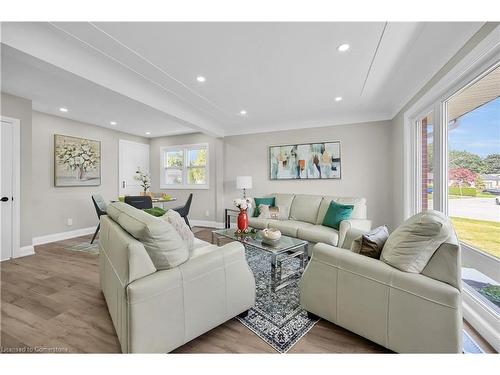 4 James Avenue, Stoney Creek, ON - Indoor Photo Showing Living Room