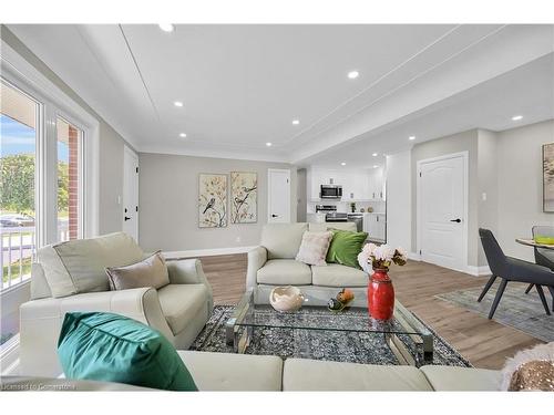 4 James Avenue, Stoney Creek, ON - Indoor Photo Showing Living Room