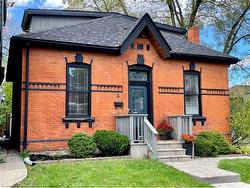 4 Mountain Avenue  Hamilton, ON L8P 4E9