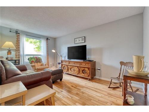 7-1350 Limeridge Road E, Hamilton, ON - Indoor Photo Showing Living Room