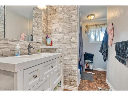 7-1350 Limeridge Road E, Hamilton, ON - Indoor Photo Showing Bathroom