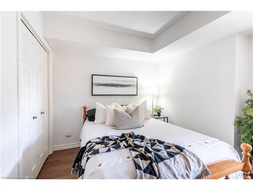 308-4015 Kilmer Drive, Burlington, ON - Indoor Photo Showing Bedroom