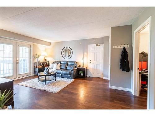 308-4015 Kilmer Drive, Burlington, ON - Indoor Photo Showing Living Room