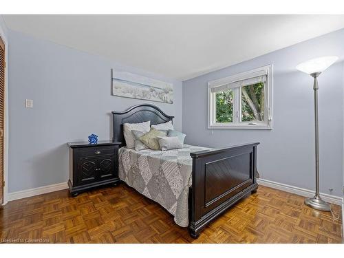 1363 Sycamore Drive, Burlington, ON - Indoor Photo Showing Bedroom