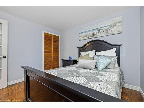 1363 Sycamore Drive, Burlington, ON - Indoor Photo Showing Bedroom