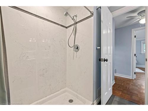 1363 Sycamore Drive, Burlington, ON - Indoor Photo Showing Bathroom