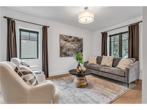 365 Delaware Avenue, Burlington, ON - Indoor Photo Showing Living Room