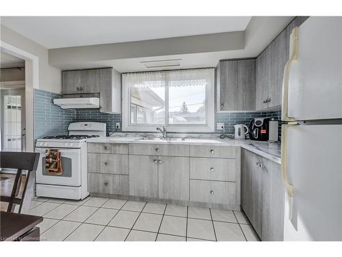 117 Loyalist Drive, Hamilton, ON - Indoor Photo Showing Kitchen