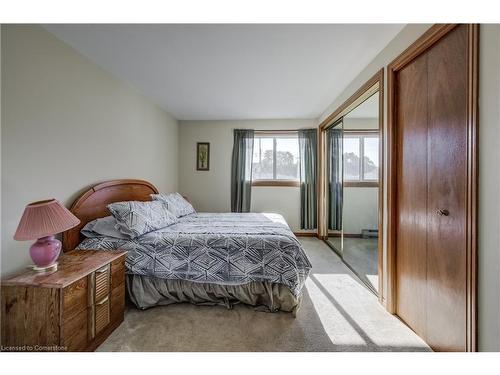 117 Loyalist Drive, Hamilton, ON - Indoor Photo Showing Bedroom