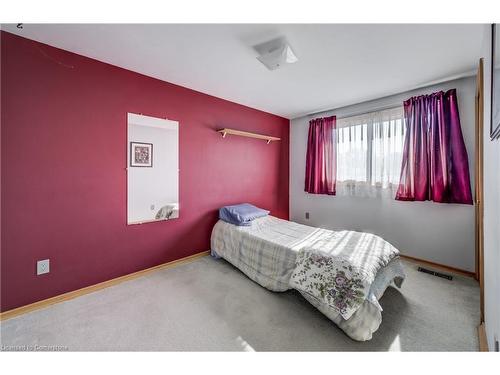 117 Loyalist Drive, Hamilton, ON - Indoor Photo Showing Bedroom