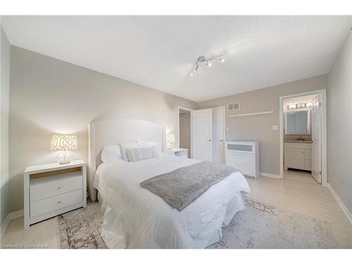 635 Fothergill Boulevard, Burlington, ON - Indoor Photo Showing Bedroom