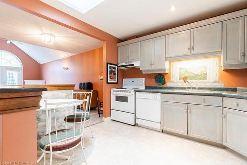 15-60 Dundas Street, Dundas, ON - Indoor Photo Showing Kitchen