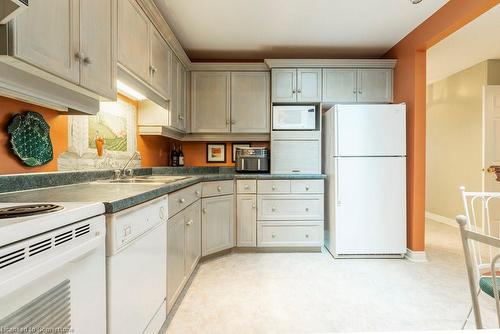 15-60 Dundas Street, Dundas, ON - Indoor Photo Showing Kitchen