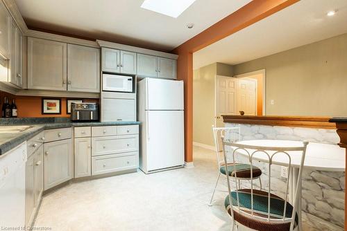 15-60 Dundas Street, Dundas, ON - Indoor Photo Showing Kitchen