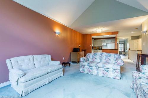 15-60 Dundas Street, Dundas, ON - Indoor Photo Showing Living Room