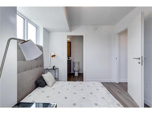 1002-49 Walnut Street S, Hamilton, ON - Indoor Photo Showing Bedroom