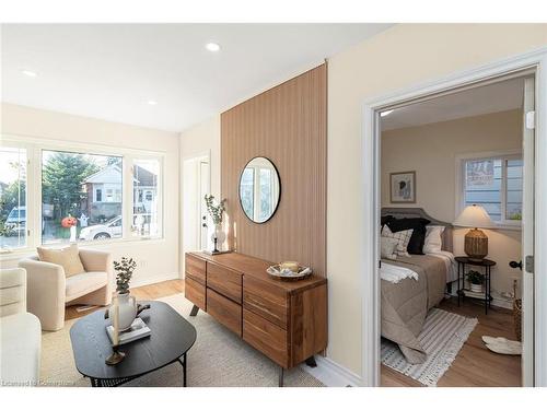 124 Harmony Avenue, Hamilton, ON - Indoor Photo Showing Living Room