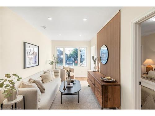 124 Harmony Avenue, Hamilton, ON - Indoor Photo Showing Living Room