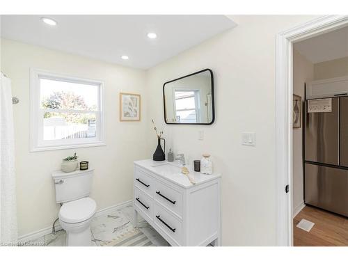 124 Harmony Avenue, Hamilton, ON - Indoor Photo Showing Bathroom