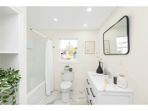 124 Harmony Avenue, Hamilton, ON - Indoor Photo Showing Bathroom