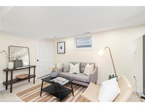 124 Harmony Avenue, Hamilton, ON - Indoor Photo Showing Living Room